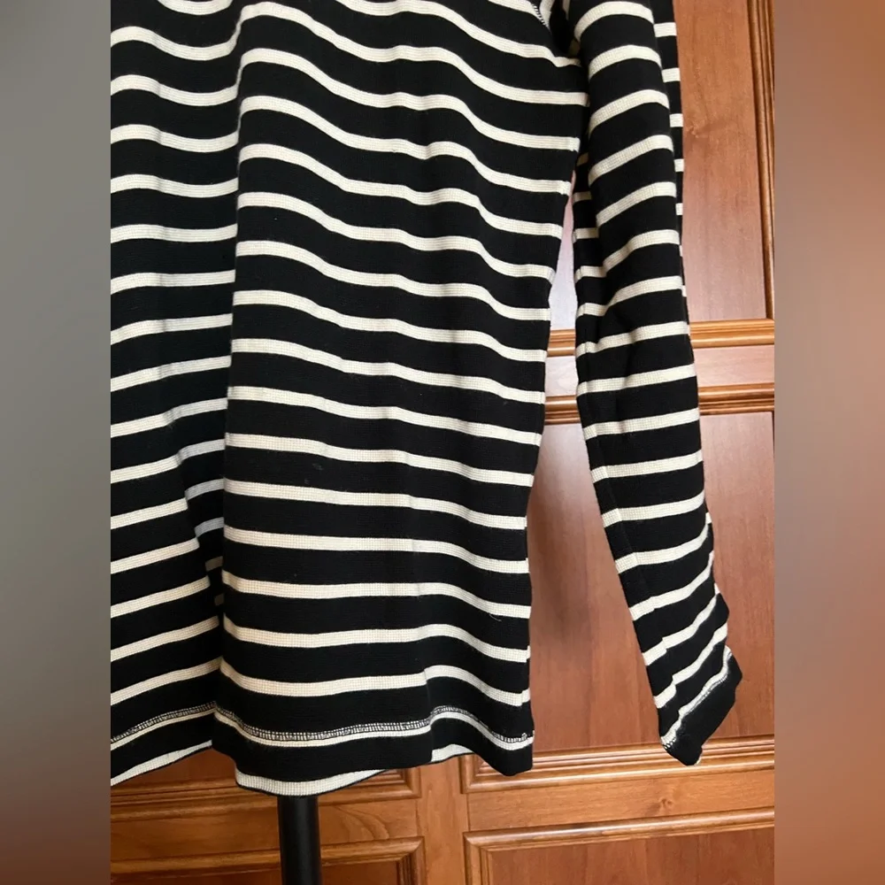 Banana Republic T-Shirt Men’s Long Sleeves Black and White Stripes Size L